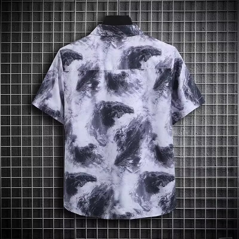Camicia a maniche corte con stampa astratta in bianco e nero, sfondo a griglia metallica. Design moderno, moda uomo, abbigliamento estivo casual.