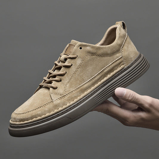 Scarpa casual da uomo in pelle scamosciata beige, suola in gomma marrone, design moderno, stile urbano, moda maschile, calzature eleganti.