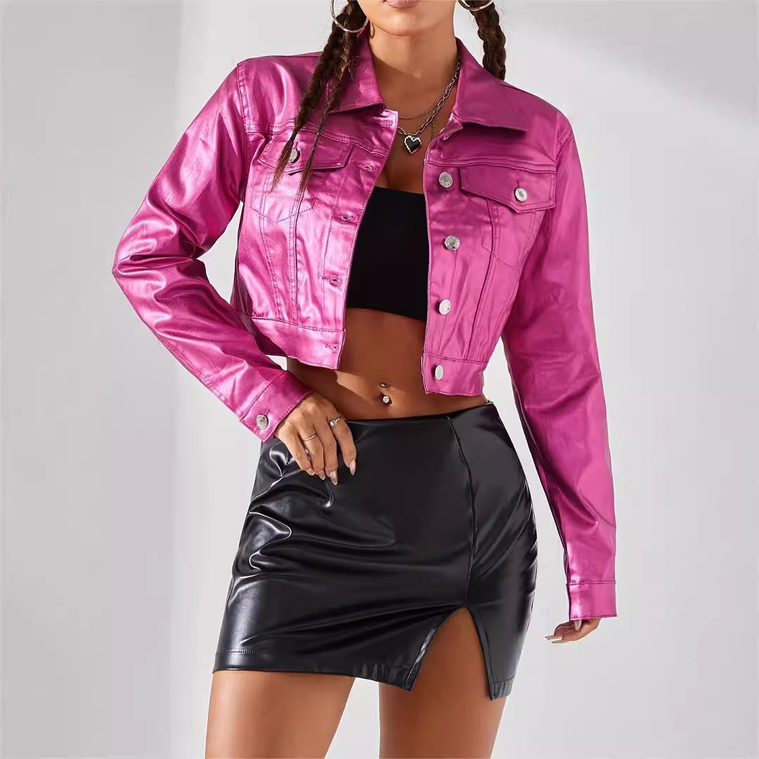 Giacca corta in pelle rosa, abbinata a top nero e gonna in pelle nera con spacco. Moda donna, abbigliamento trendy, stile urbano.