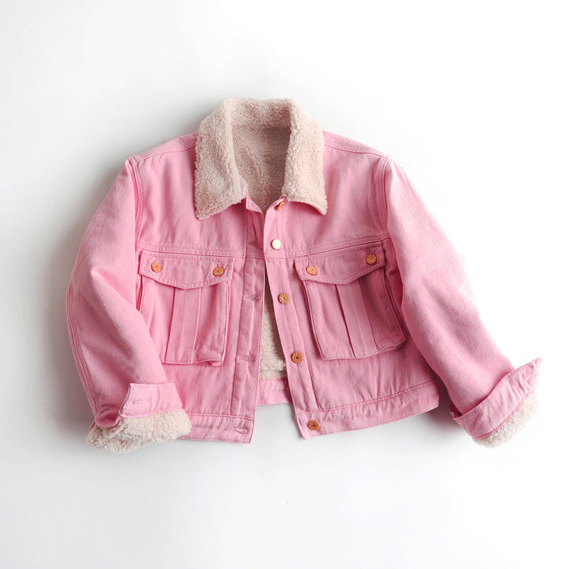 Giacca di jeans rosa con fodera in pelliccia sintetica, colletto e polsini in sherpa, bottoni dorati, tasche frontali. Moda autunnale donna.