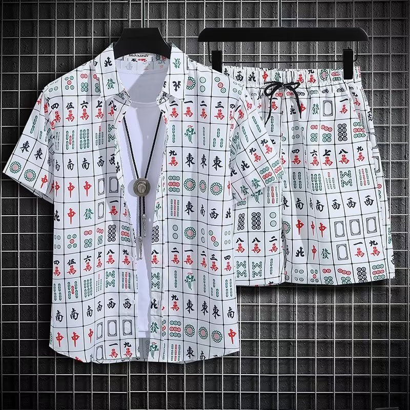 Completo estivo uomo con stampa Mahjong, camicia e pantaloncini coordinati, sfondo griglia, stile casual, moda asiatica, tessuto leggero.