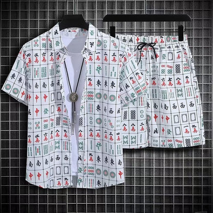Completo estivo uomo con stampa Mahjong, camicia e pantaloncini coordinati, sfondo griglia, stile casual, moda asiatica, tessuto leggero.