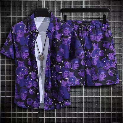 Completo estivo uomo con camicia e pantaloncini viola, motivo volti astratti, sfondo griglia. Moda casual, abbigliamento estivo trendy.