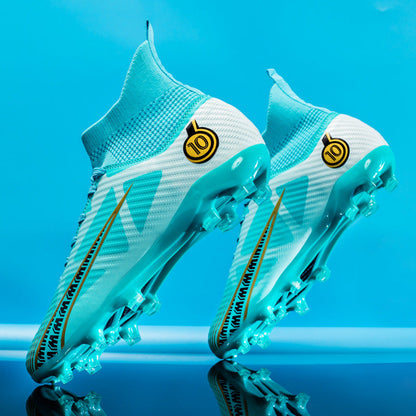 Scarpe da calcio azzurre con tacchetti, design moderno e logo "10", su sfondo blu. Calzature sportive, alta performance, stile innovativo.