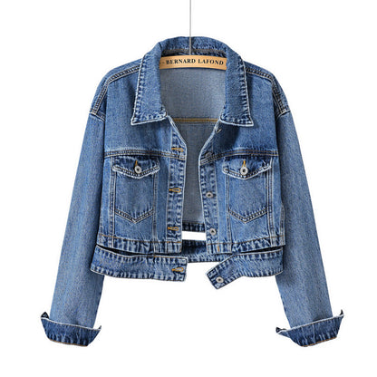 Giacca di jeans blu da donna, stile casual, con bottoni e tasche frontali. Moda denim, abbigliamento trendy, giacca corta in denim.