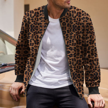 Uomo con giacca bomber leopardata, seduto su un'auto. Moda maschile, stile casual, tendenza animalier. Sfondo urbano.