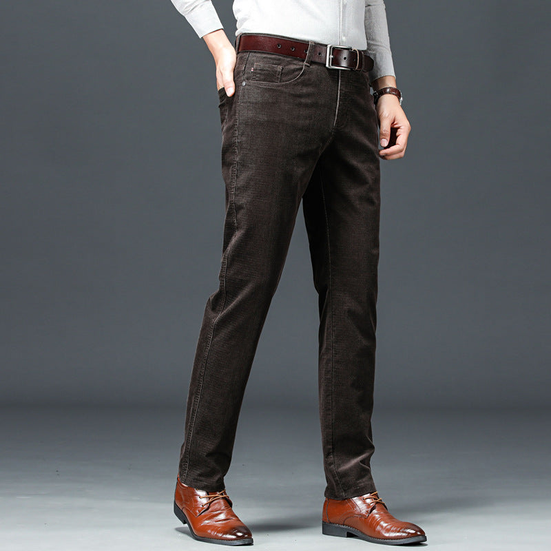 Pantaloni uomo in velluto marrone scuro, abbinati a cintura in pelle e scarpe eleganti. Moda maschile autunno-inverno, stile casual chic.