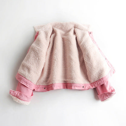 Giacca in denim rosa con interno in pelliccia sintetica, stile casual, moda autunno inverno, abbigliamento donna, tendenza 2023.
