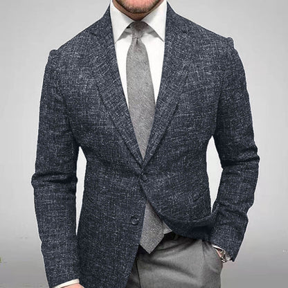 Uomo in elegante abito grigio scuro, giacca a quadri, camicia bianca e cravatta grigia. Moda maschile, abbigliamento formale, stile business.