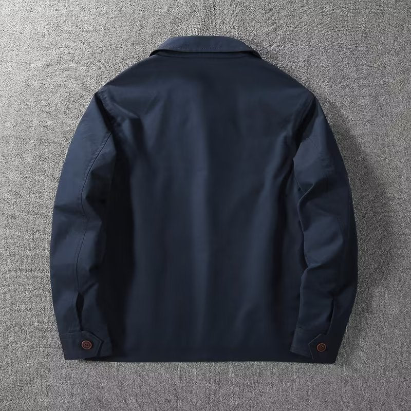Giacca blu scuro da uomo, vista posteriore, su sfondo grigio. Design elegante, tessuto resistente, ideale per moda autunnale e invernale.