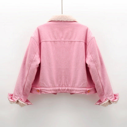 Giacca di jeans rosa con colletto in pelliccia sintetica, vista posteriore. Moda casual donna, abbigliamento autunnale, stile trendy e giovanile.