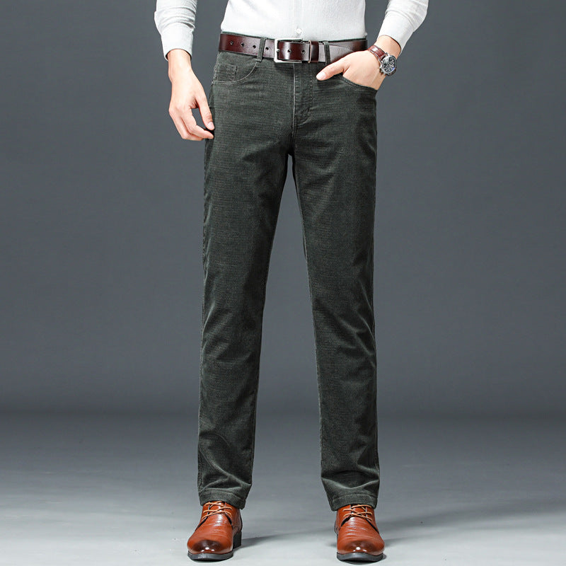 Pantaloni uomo in velluto a coste grigio scuro, abbinati a cintura marrone e scarpe eleganti. Moda maschile autunno inverno, stile casual chic.
