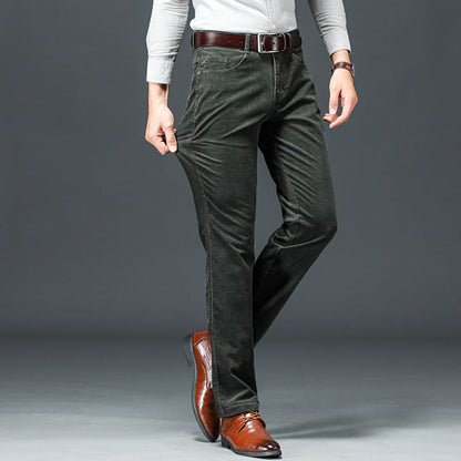 Uomo in pantaloni di velluto a coste grigi, camicia bianca e scarpe eleganti marroni. Moda maschile autunnale, abbigliamento casual chic.