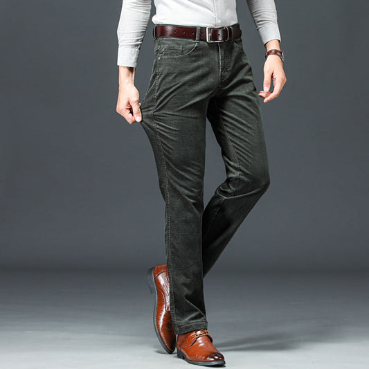 Uomo in pantaloni di velluto a coste grigi, camicia bianca e scarpe eleganti marroni. Moda maschile autunnale, abbigliamento casual chic.