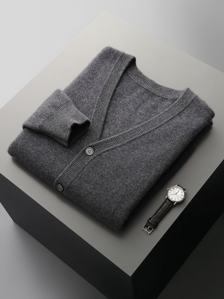 Cardigan grigio in cashmere piegato su tavolo, accanto a orologio da polso elegante. Moda uomo, abbigliamento invernale, accessori di lusso.