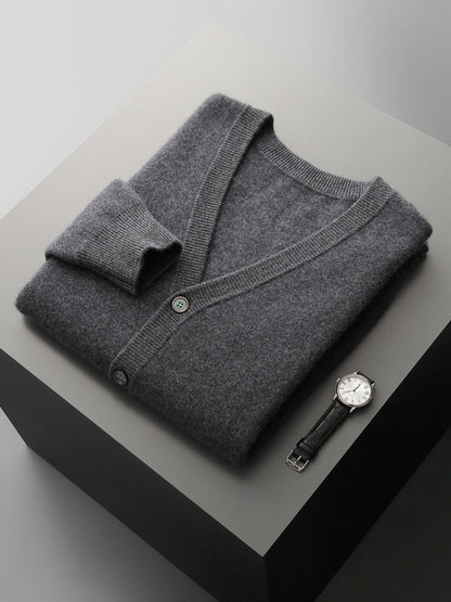 Cardigan grigio in cashmere piegato su tavolo, accanto a orologio da polso elegante. Moda uomo, abbigliamento invernale, accessori di lusso.