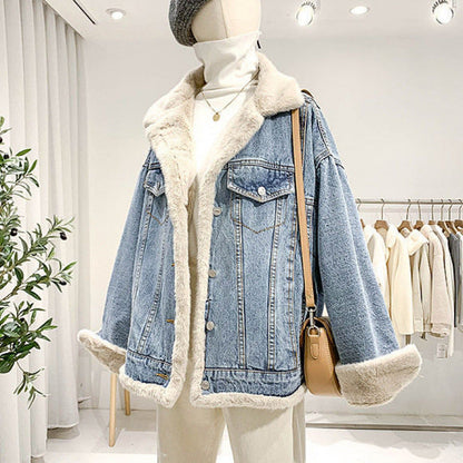 Giacca di jeans con fodera in pelliccia sintetica, esposta su manichino in negozio di moda. Abbigliamento invernale, stile casual chic.