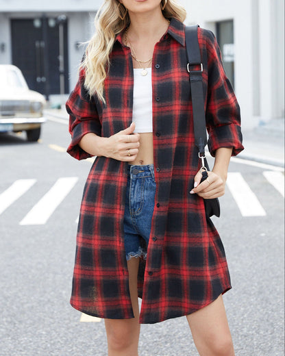 Donna con camicia a quadri rossa e nera, top bianco e shorts di jeans, in strada urbana. Moda casual femminile, stile autunnale.