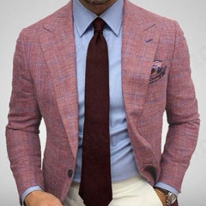 Uomo in giacca rosa a quadri, camicia azzurra e cravatta marrone scuro. Moda elegante maschile, abbigliamento formale, stile sofisticato.
