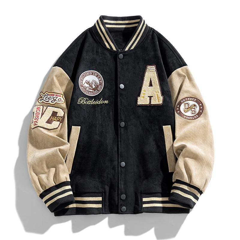 Giacca varsity nera e beige con maniche in pelle scamosciata, patch ricamate, colletto a righe e bottoni frontali. Stile vintage, moda streetwear.