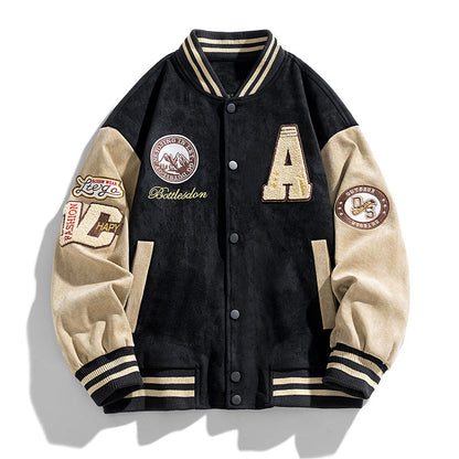 Giacca varsity nera e beige con maniche in pelle scamosciata, patch ricamate, colletto a righe e bottoni frontali. Stile vintage, moda streetwear.