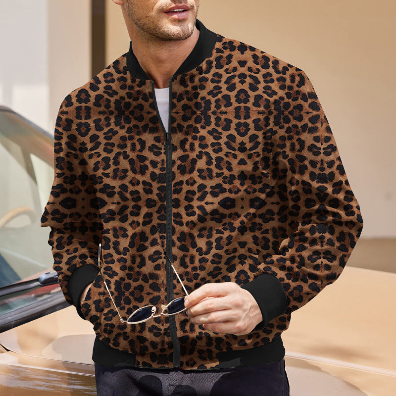 Giacca uomo stampa leopardata, moda casual, stile urbano, uomo con occhiali da sole in mano, auto sullo sfondo, tendenze abbigliamento maschile.