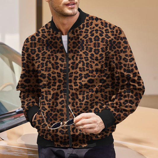 Giacca uomo stampa leopardata, moda casual, stile urbano, uomo con occhiali da sole in mano, auto sullo sfondo, tendenze abbigliamento maschile.