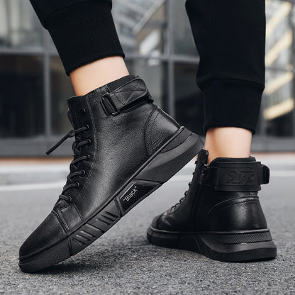 Scarpe da ginnastica alte nere in pelle, design moderno con lacci e cinturino alla caviglia, suola robusta, indossate su strada urbana.