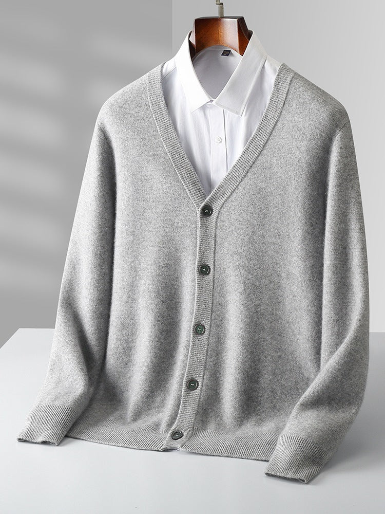 Cardigan grigio in cashmere con scollo a V, abbinato a camicia bianca su sfondo neutro. Moda uomo elegante, abbigliamento invernale di lusso.