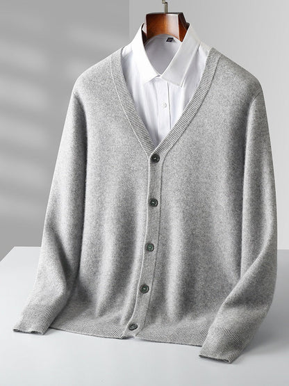Cardigan grigio in cashmere con scollo a V, abbinato a camicia bianca su sfondo neutro. Moda uomo elegante, abbigliamento invernale di lusso.