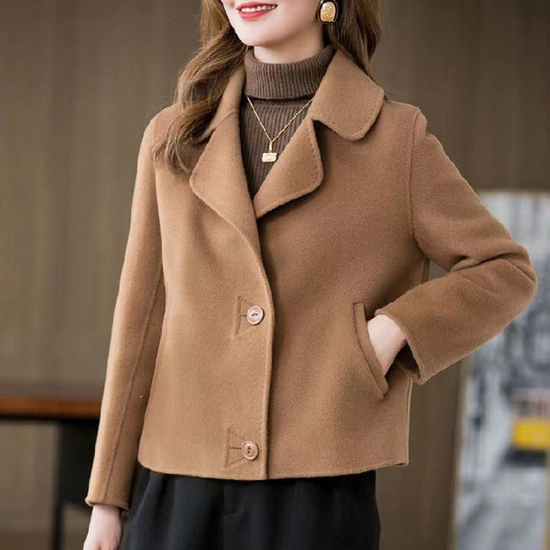 Giacca donna in lana marrone, elegante e moderna, con bottoni frontali e tasche, indossata su maglione a collo alto. Moda autunno inverno.