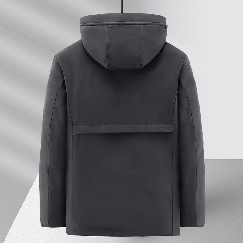 Giacca invernale nera con cappuccio, design moderno e minimalista, ideale per climi freddi. Tessuto impermeabile, perfetta per l'outdoor.