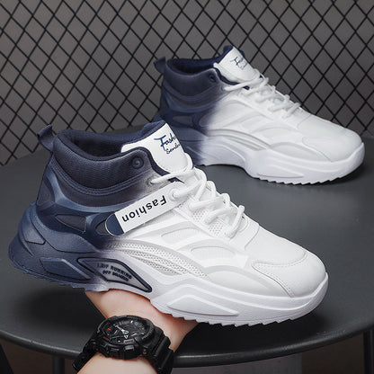 Scarpe da ginnastica bianche e blu scuro su tavolo grigio, design moderno, suola spessa, perfette per sport e moda urbana.