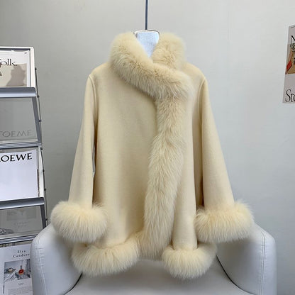 Cappotto beige in lana con bordi in pelliccia sintetica, esposto su manichino. Moda invernale elegante, abbigliamento donna, stile lussuoso.
