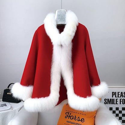 Cappotto rosso natalizio con bordo in pelliccia bianca, appeso su gruccia. Moda invernale elegante, abbigliamento festivo, stile vintage.