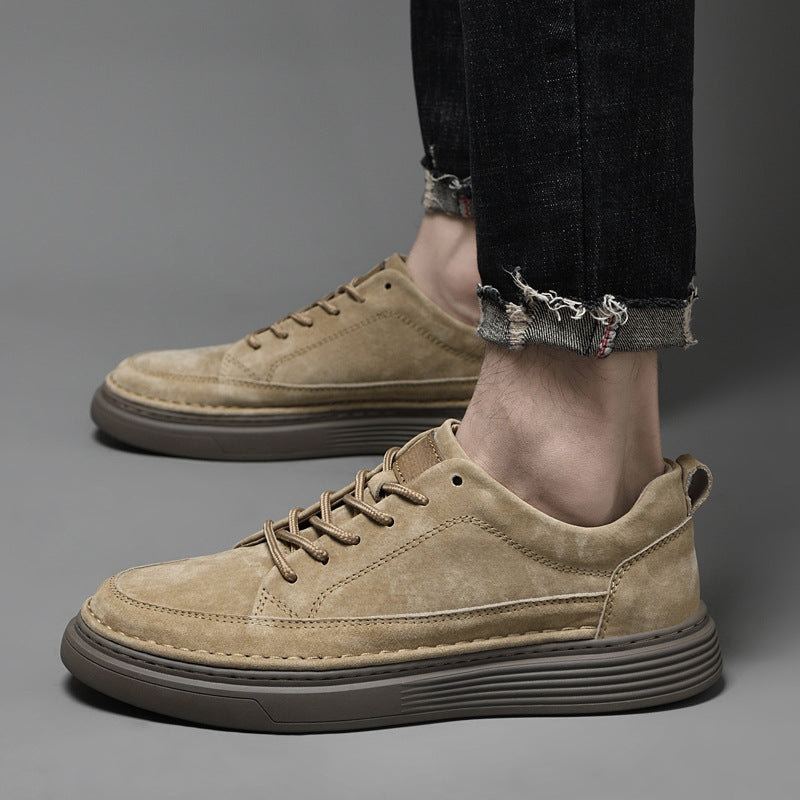 Scarpe da uomo in pelle scamosciata beige, suola spessa marrone, indossate con jeans neri strappati. Stile casual, moda maschile, calzature trendy.