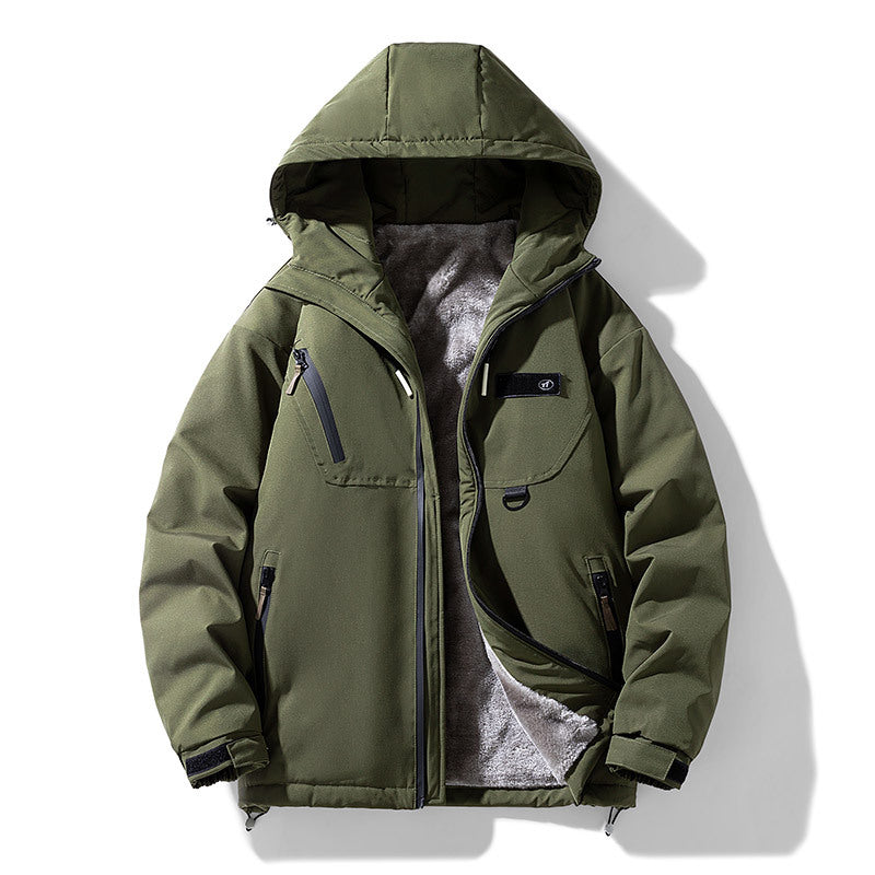Giacca invernale verde con cappuccio, tasche multiple e fodera interna in pile. Ideale per attività outdoor e protezione dal freddo.