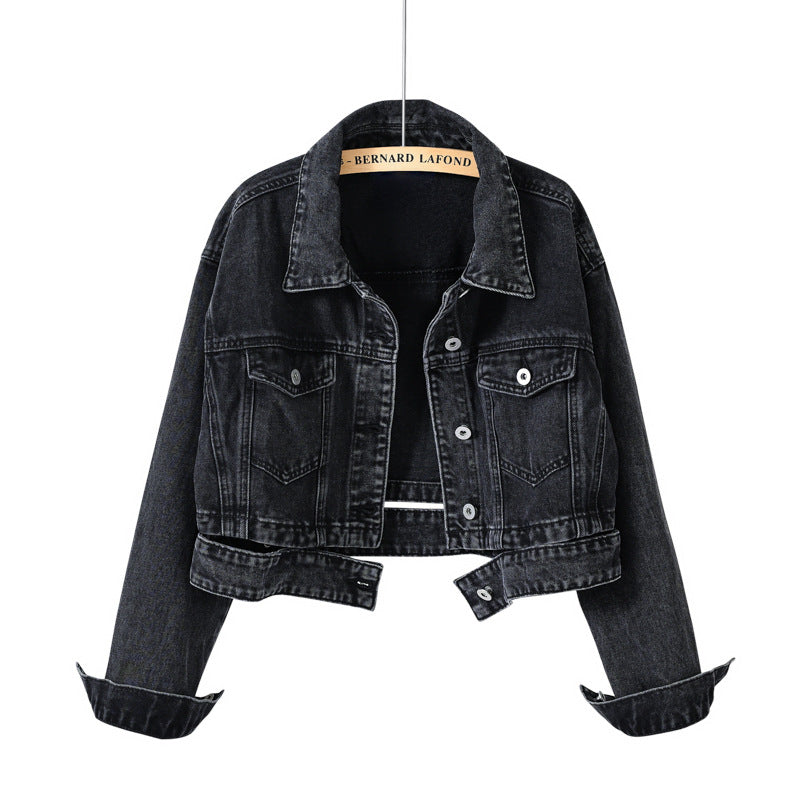 Giacca di jeans nera corta, stile casual, con bottoni metallici e tasche frontali. Moda donna, abbigliamento trendy, giacca denim versatile.