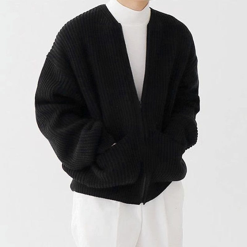 Giacca nera a coste su uomo con maglia bianca, stile casual elegante. Moda maschile autunno inverno, abbigliamento moderno e minimalista.