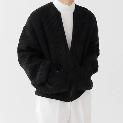 Giacca nera a coste su uomo con maglia bianca, stile casual elegante. Moda maschile autunno inverno, abbigliamento moderno e minimalista.