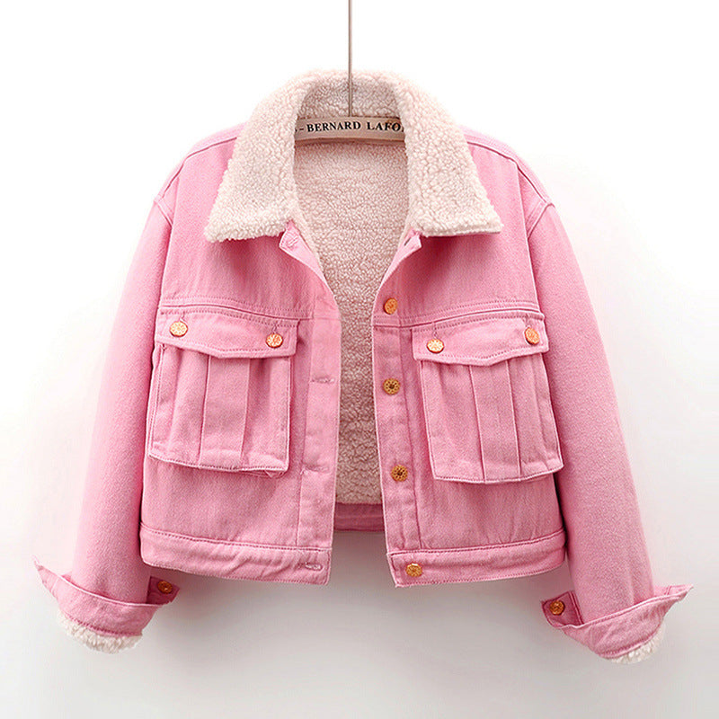 Giacca di jeans rosa con fodera in pelliccia sintetica, colletto bianco, bottoni dorati, tasche frontali. Moda autunnale, stile casual chic.