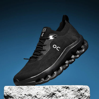 Scarpa da corsa nera su sfondo blu, design moderno e suola ammortizzata, ideale per sport e fitness. Scarpe sportive leggere e traspiranti.
