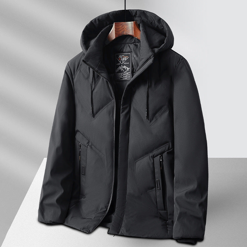 Giacca invernale nera con cappuccio, design moderno, chiusura a zip, tasche laterali. Ideale per uomo, moda autunno-inverno, abbigliamento casual.