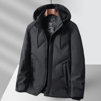 Giacca invernale nera con cappuccio, design moderno, chiusura a zip, tasche laterali. Ideale per uomo, moda autunno-inverno, abbigliamento casual.