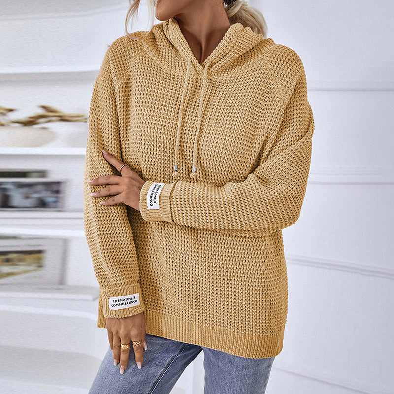 Donna con maglione a maglia giallo senape, cappuccio e jeans. Stile casual autunnale, moda femminile, abbigliamento confortevole.