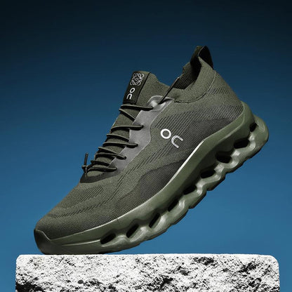 Scarpa da corsa verde oliva su sfondo blu, design moderno con suola ammortizzata, ideale per sport e attività all'aperto. Scarpe sportive leggere.