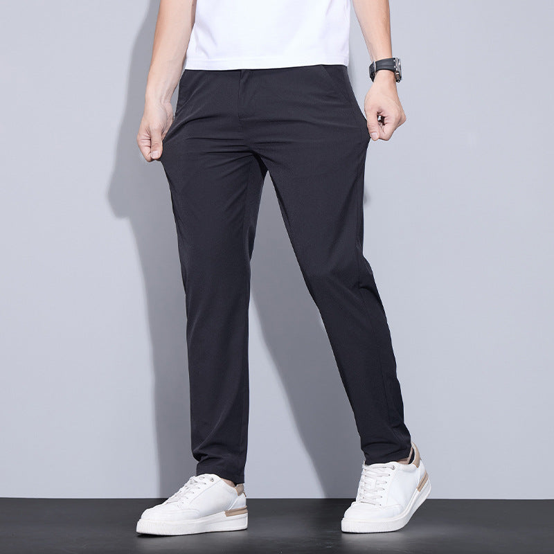 Pantaloni neri da uomo, eleganti e casual, abbinati a scarpe bianche e maglietta bianca. Stile moderno, perfetto per look quotidiani.