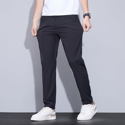 Pantaloni neri da uomo, eleganti e casual, abbinati a scarpe bianche e maglietta bianca. Stile moderno, perfetto per look quotidiani.