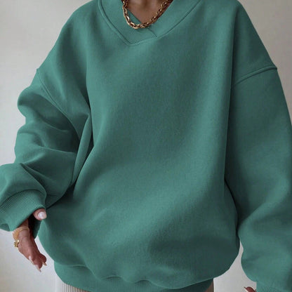 Donna con felpa oversize verde menta, collana dorata, moda casual, abbigliamento autunnale, stile confortevole, tendenze moda 2023.