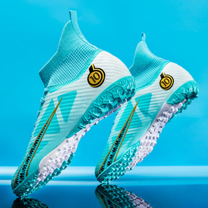 Scarpe da calcio azzurre con tacchetti, design moderno, logo "10" giallo, su sfondo blu. Ideali per prestazioni sportive elevate.